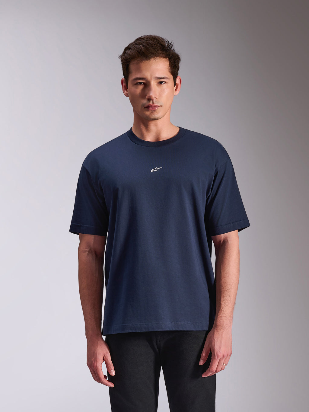 Alpinestars Focused Oversized CSF Tee, T-shirt met korte mouwen, donkerblauw, klein wit Astars-logo op de borst, casual door motorsport geïnspireerde streetwear