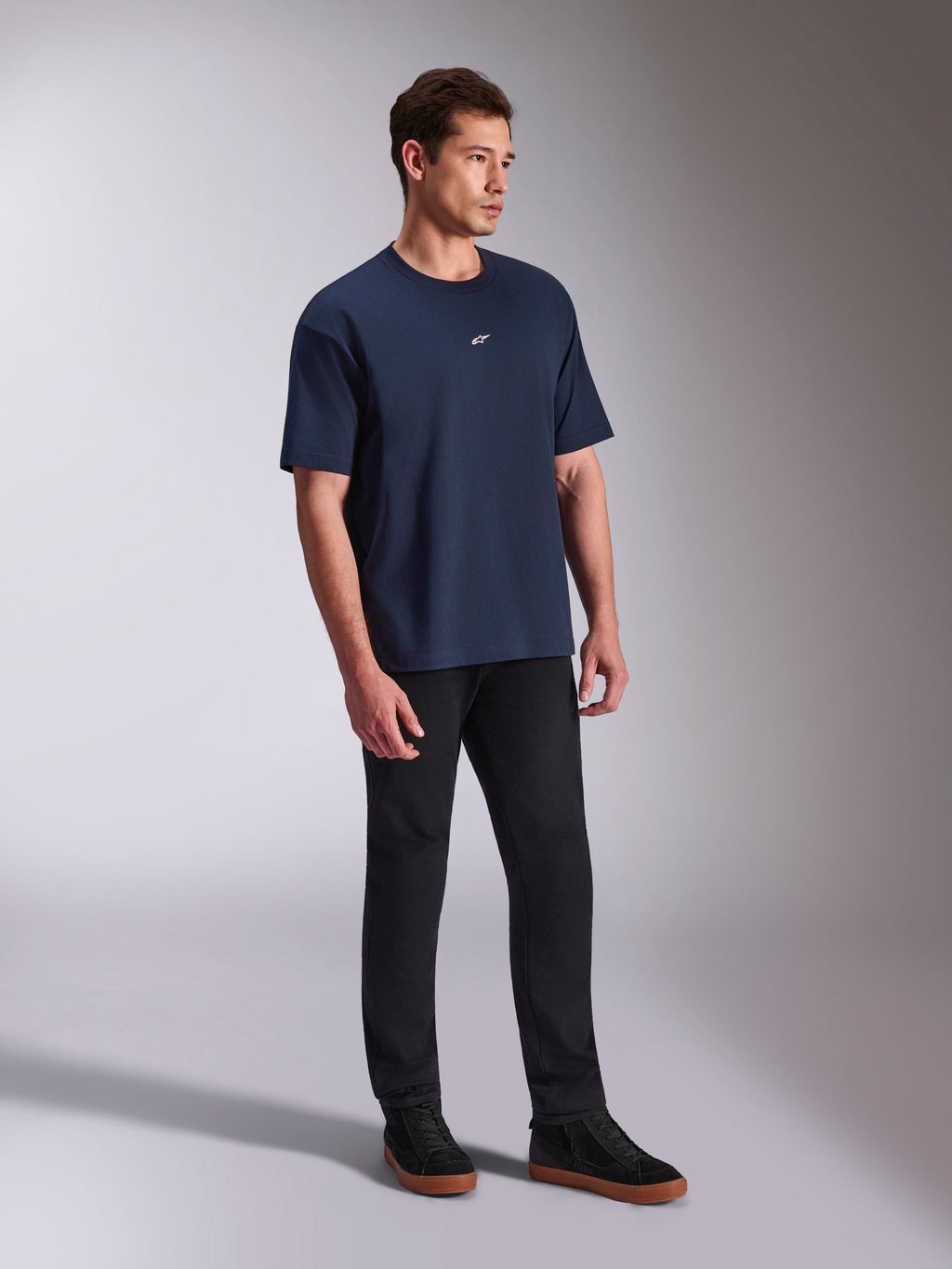 Alpinestars Focused Oversized CSF T-shirt, T-shirt met korte mouwen, marineblauw, klein wit Astars-logo op de borst, oversized silhouet, casual lifestyle streetwear gedragen met een zwarte broek en sneakers
