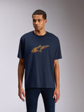 Alpinestars Alter Oversized CSF Tee, T-shirt met korte mouwen, marineblauw, oranje en geel Astars-logo met kleurverschuiving, casual motorsport streetwear, model draagt het T-shirt