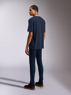 Alpinestars Alter Oversized CSF Tee, T-shirt met korte mouwen, navy, driekwart achteraanzicht van model met relaxte pasvorm, casual op motorsport geïnspireerde streetwear