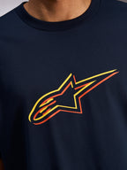 Alpinestars Alter Oversized CSF Tee, T-shirt met korte mouwen, marineblauw, close-up van het Astars-logo op de voorzijde met gele en oranje kleur-offset, casual motorsport streetwear