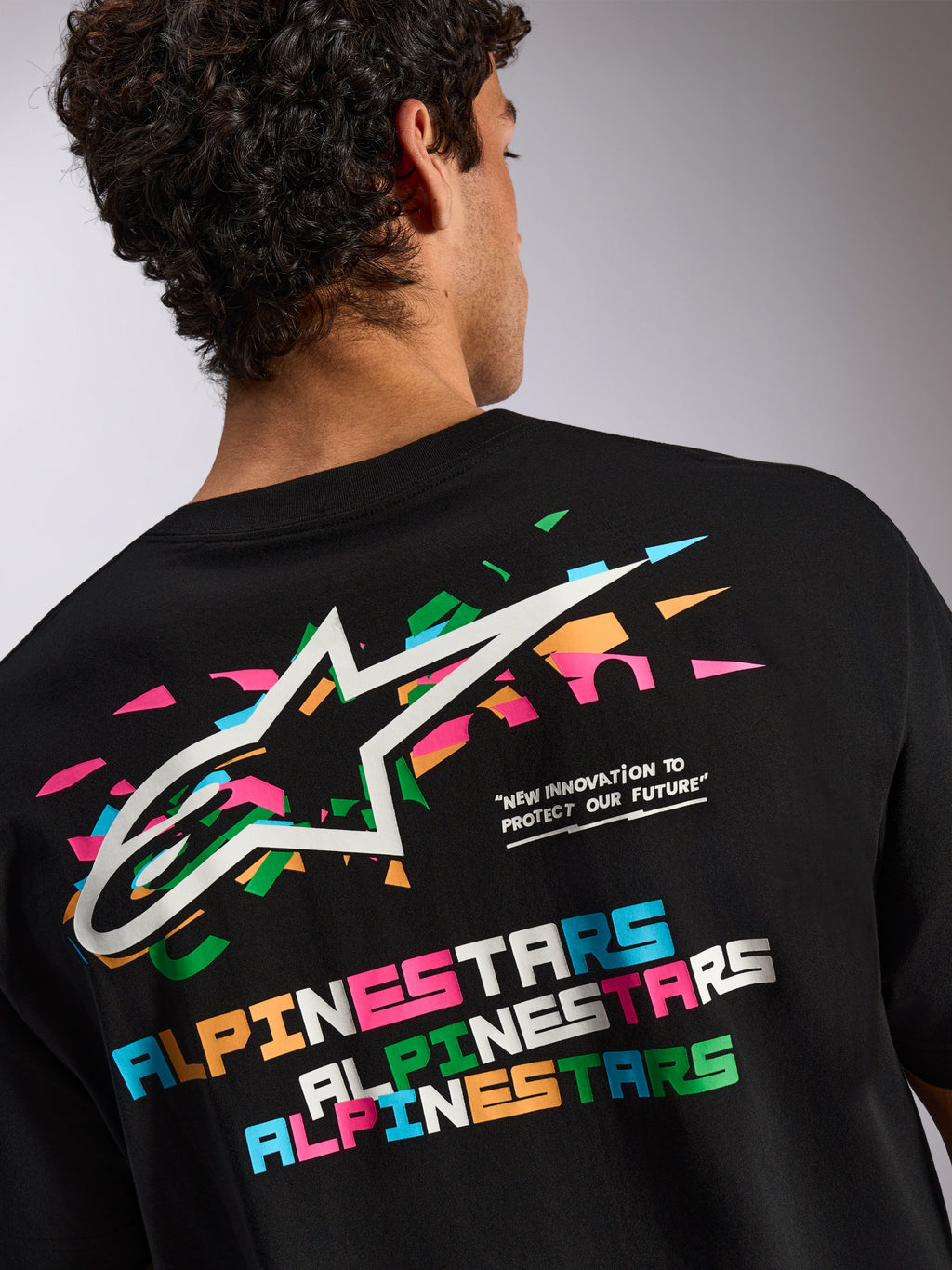 Alpinestars Wild Oversized CSF Tee, T-shirt met korte mouwen, zwart, grote grafische print op de achterzijde met levendig meerkleurig Astars-logo en typografie, casual sportswear
