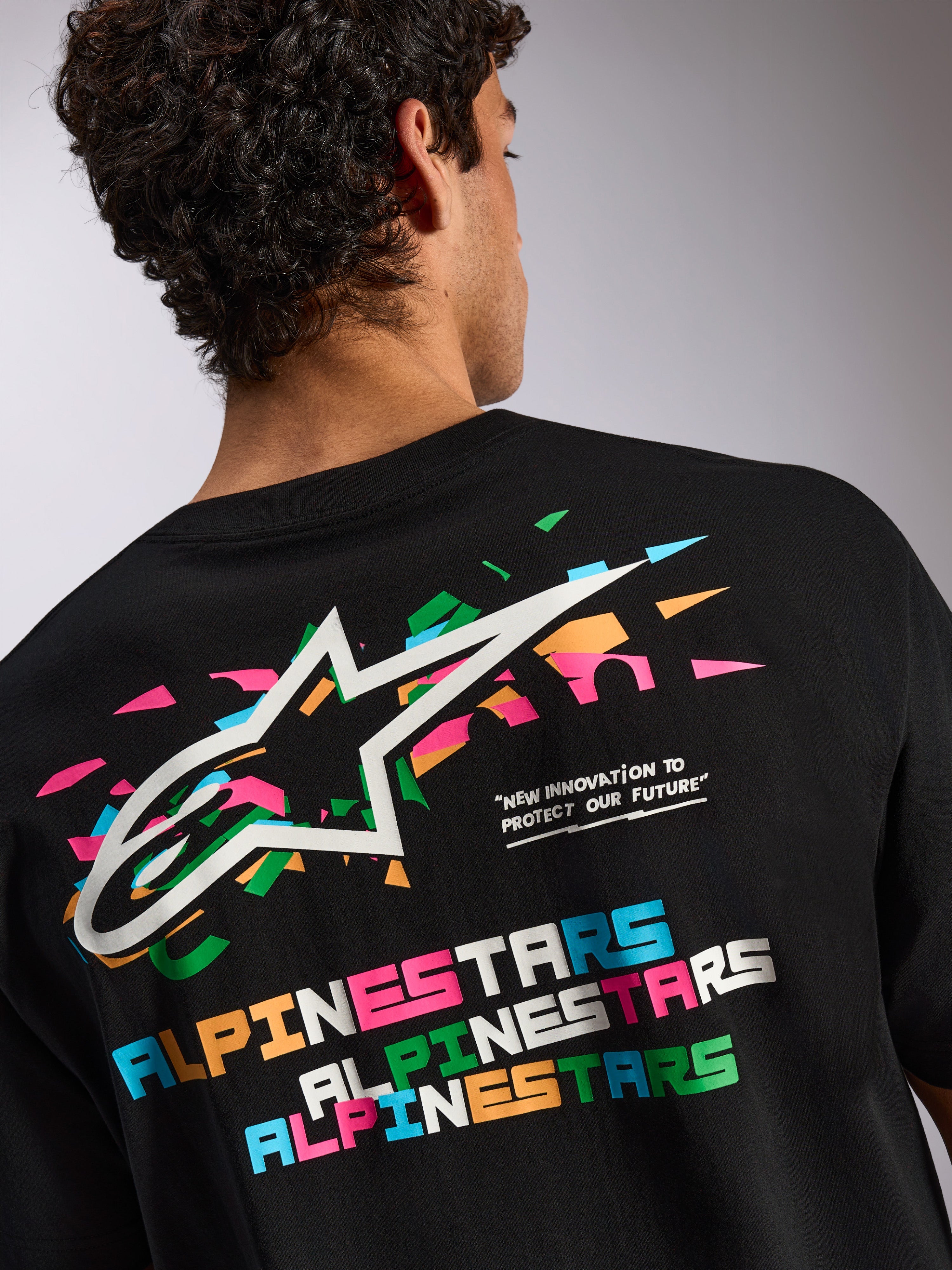 Alpinestars Wild Oversized CSF Tee, T-shirt met korte mouwen, zwart, grote grafische print op de achterzijde met levendig meerkleurig Astars-logo en typografie, casual sportswear