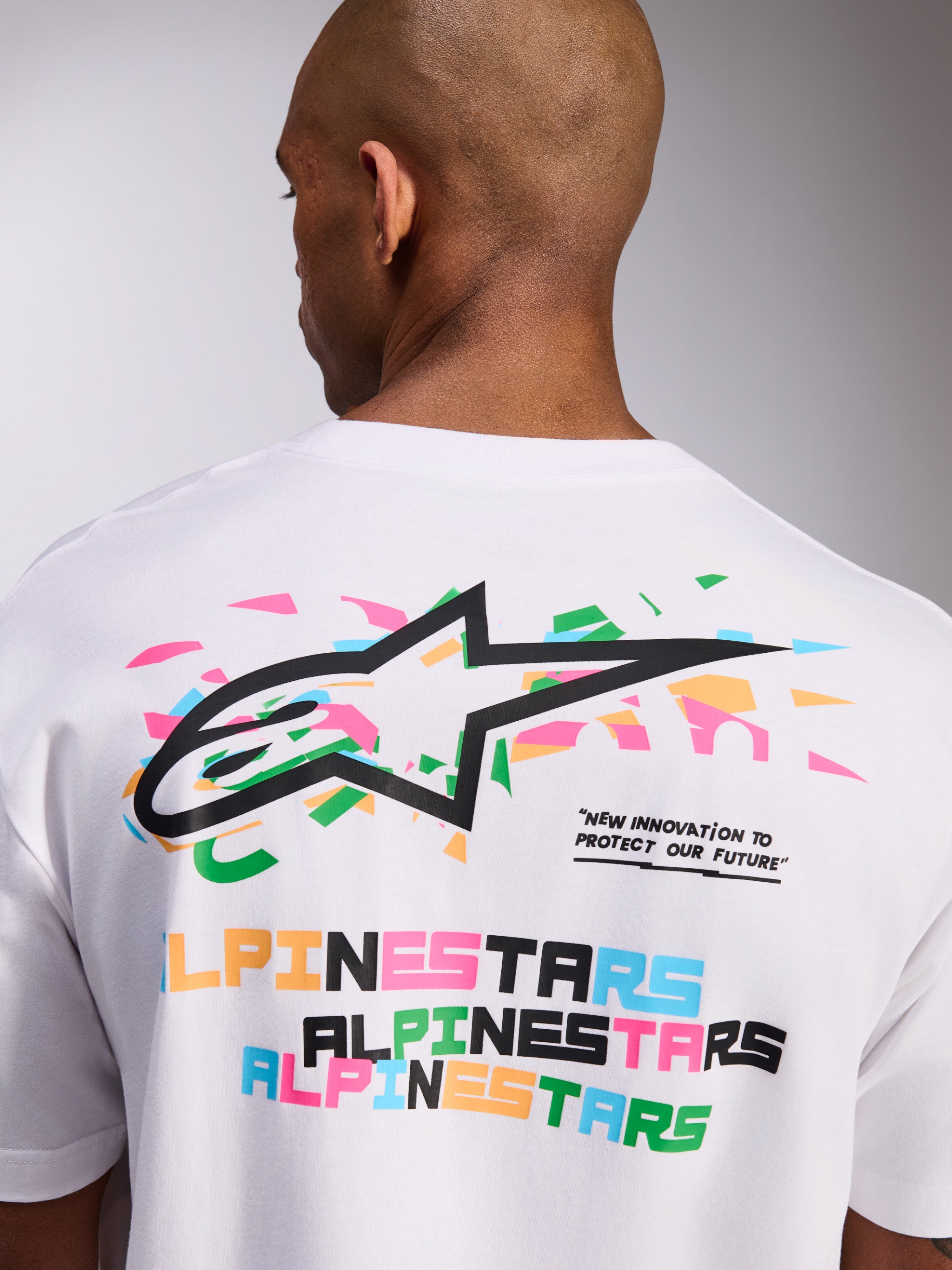Alpinestars Wild Oversized CSF Tee, T-shirt met korte mouwen, wit, grafische print op de rug met levendig meerkleurig Astars-logo en slogan, casual sportkleding