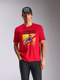 Alpinestars Noka CSF T-shirt, T-shirt met korte mouwen, rood, Astars-logo op de voorkant met geel MX-verloop, gedragen door een mannelijk model met een zwarte Alpinestars pet, casual motorsport streetwear