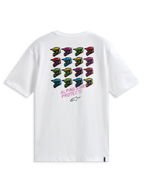 Alpinestars Pop Helmet CSF Tee, T-shirt met korte mouwen, wit, achteraanzicht met een raster van veelkleurige M10-helmen en de tekst 'ALPINESTARS PROTECTS', casual streetwear geïnspireerd op de motorsport