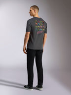 Alpinestars Pop Casque CSF Tee, t-shirt à manches courtes, gris anthracite, graphisme coloré de casques M10 au dos avec logo Alpinestars Protects, streetwear décontracté de sport automobile