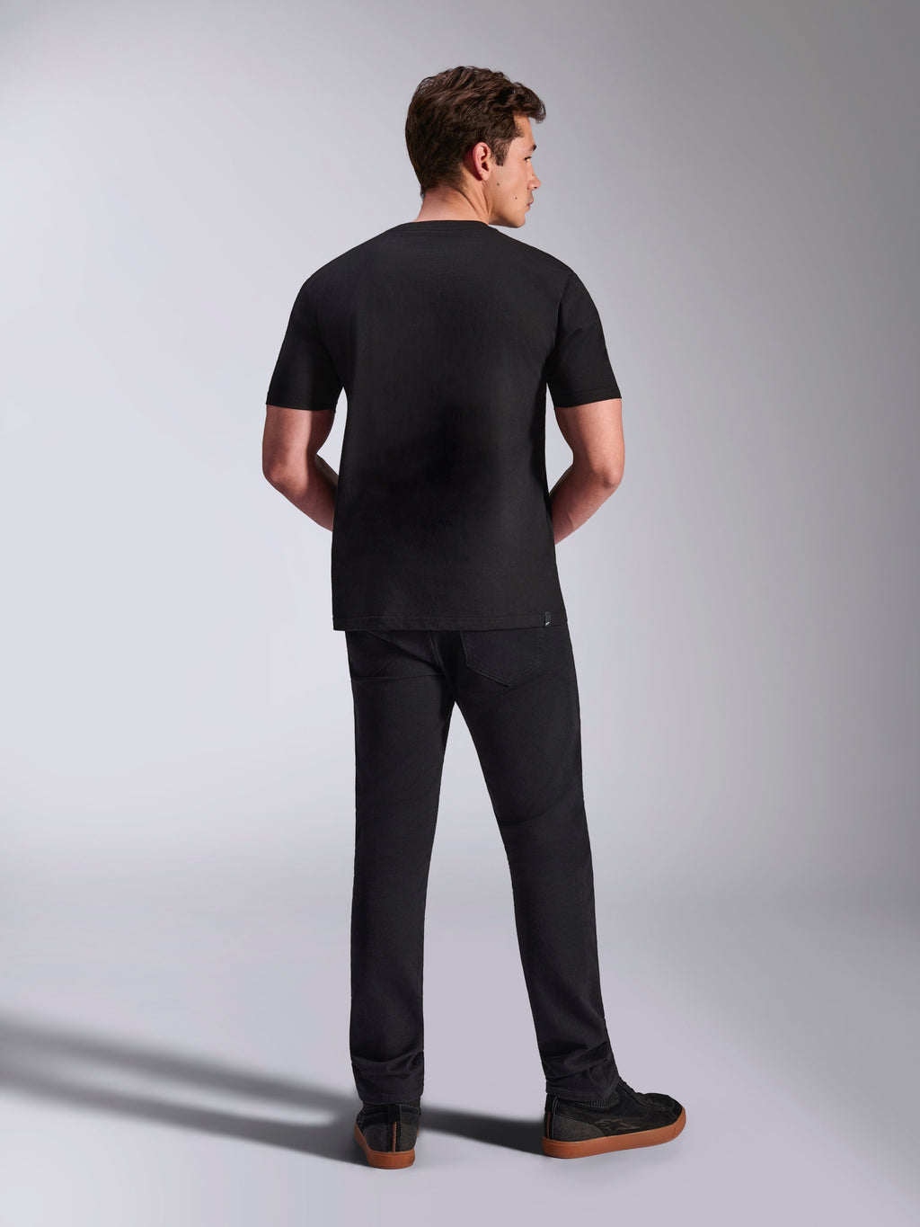 Alpinestars Abus CSF Tee, T-shirt met korte mouwen, zwart, achteraanzicht op model met zwarte broek, casual motorsport sportkleding