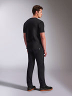 Alpinestars Abus CSF Tee, T-shirt met korte mouwen, zwart, achteraanzicht op mannelijk model, casual motorsport streetwear, gecombineerd met een donkere broek en sneakers