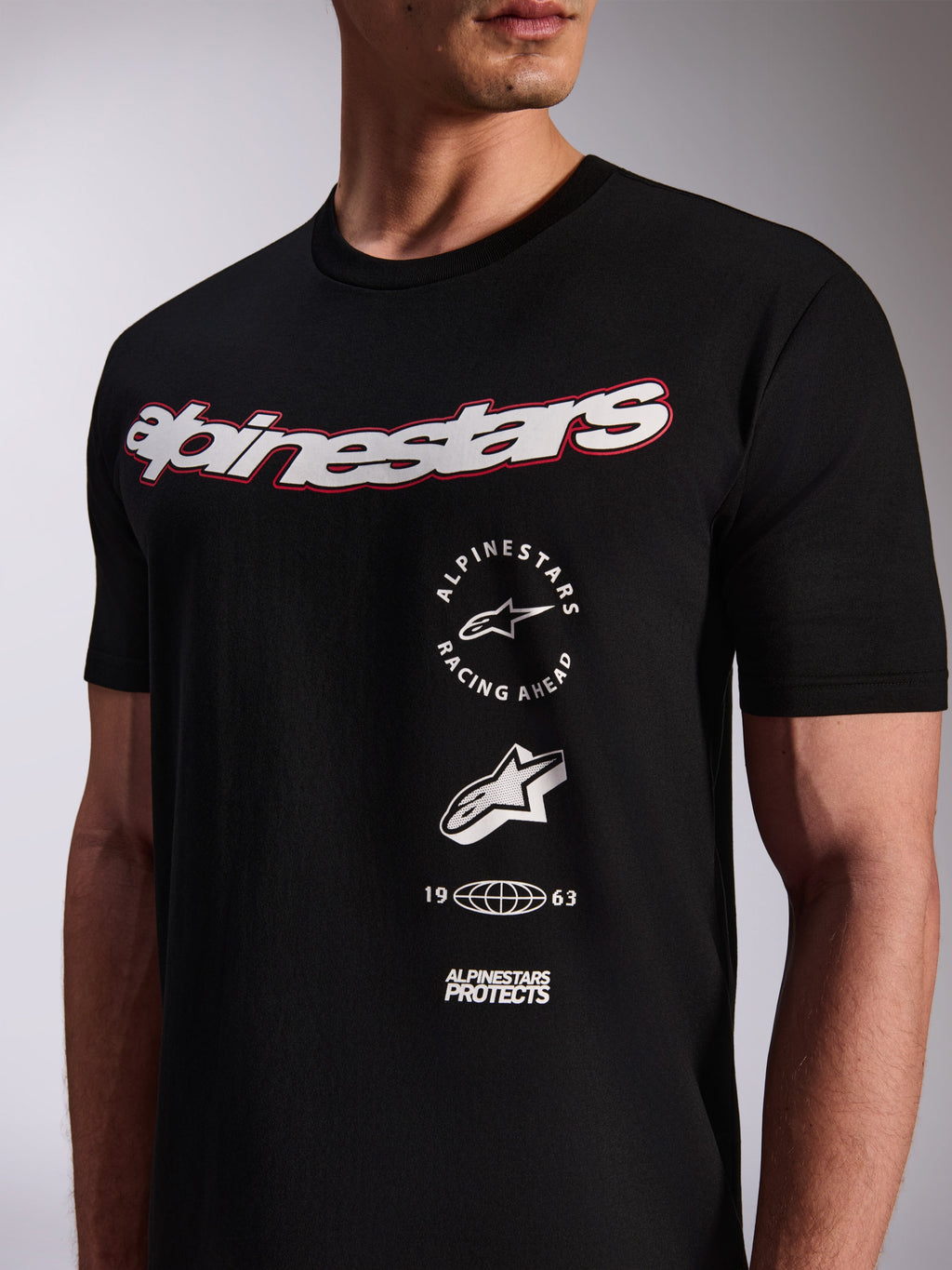 Alpinestars Abus CSF Tee, T-shirt met korte mouwen, zwart, groot wit logo op de borst met rode omlijning, verticaal gestapelde grafische logo's, casual motorsport streetwear
