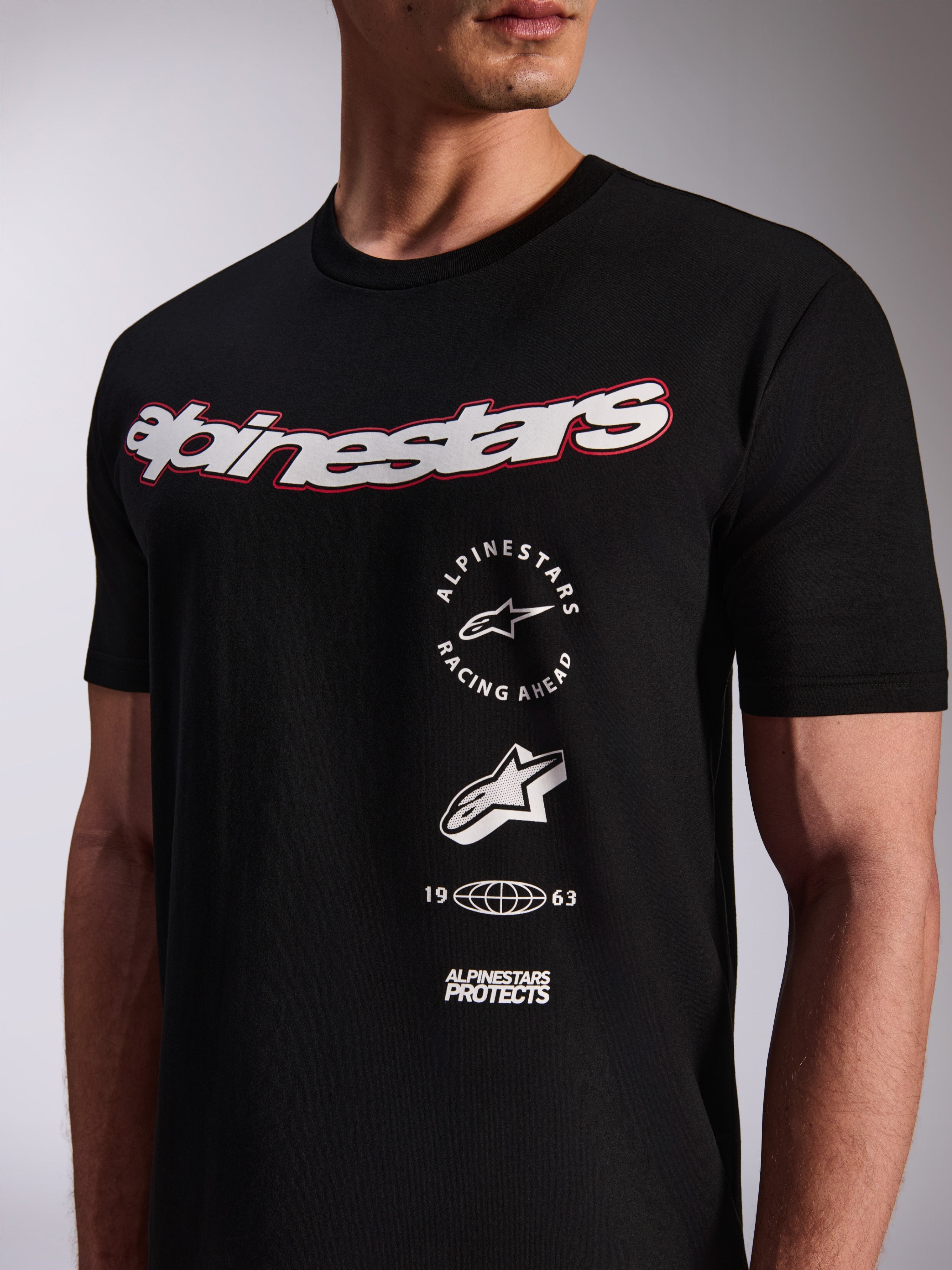 Alpinestars Abus CSF Tee, T-shirt met korte mouwen, zwart, groot wit logo op de borst met rode omlijning, verticaal gestapelde grafische logo's, casual motorsport streetwear
