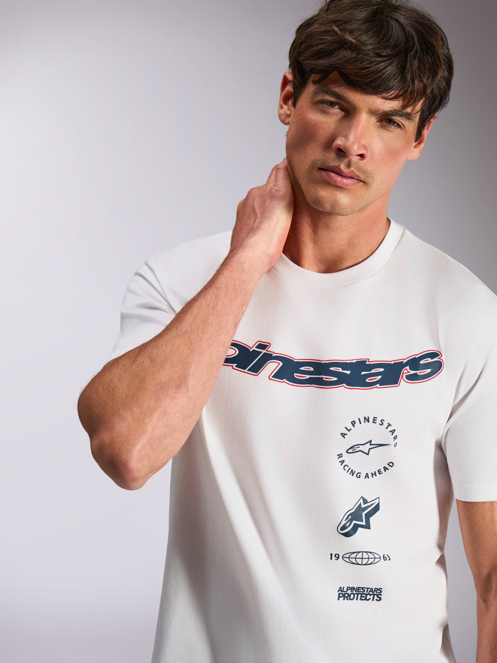 Alpinestars Abus CSF Tee, wit T-shirt met korte mouwen, voorzien van marineblauw gebogen Alpinestars-logo met rode omlijning en meervoudig gestapelde graphics, casual motorsport streetwear