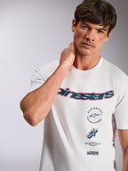 Alpinestars Abus CSF Tee, wit T-shirt met korte mouwen, voorzien van marineblauw gebogen Alpinestars-logo met rode omlijning en meervoudig gestapelde graphics, casual motorsport streetwear