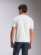 Alpinestars Abus CSF Tee, T-shirt met korte mouwen, wit, achteraanzicht van model in effen wit T-shirt en donkerblauwe jeans, casual op de motorsport geïnspireerde lifestyle-kleding