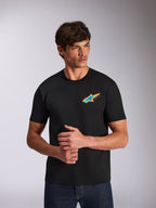 Alpinestars Angler CSF Tee, T-shirt met korte mouwen, zwart, levendig meerkleurig Astars-sterlogo op de borst, casual op motorsport geïnspireerde streetwear gedragen door model