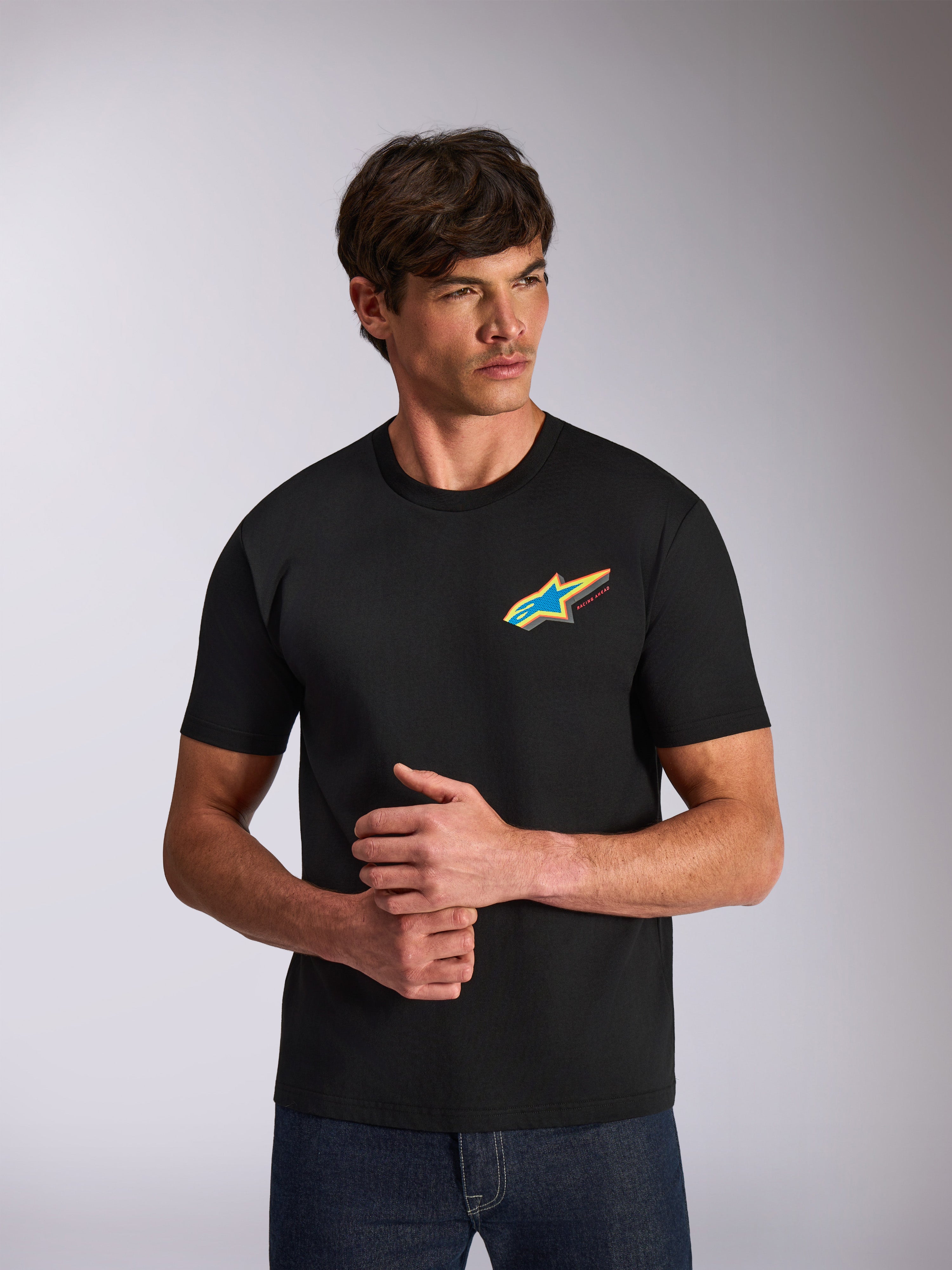Alpinestars Angler CSF Tee, T-shirt met korte mouwen, zwart, levendig meerkleurig Astars-sterlogo op de borst, casual op motorsport geïnspireerde streetwear gedragen door model