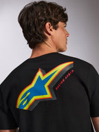 Alpinestars Angler CSF Tee, t-shirt met korte mouwen, zwart, groot veelkleurig Astars-logo op de achterkant met blauwe geperforeerde vulling, gele en rode omlijning en 'RACING AHEAD' tekst, casual motorsport streetwear