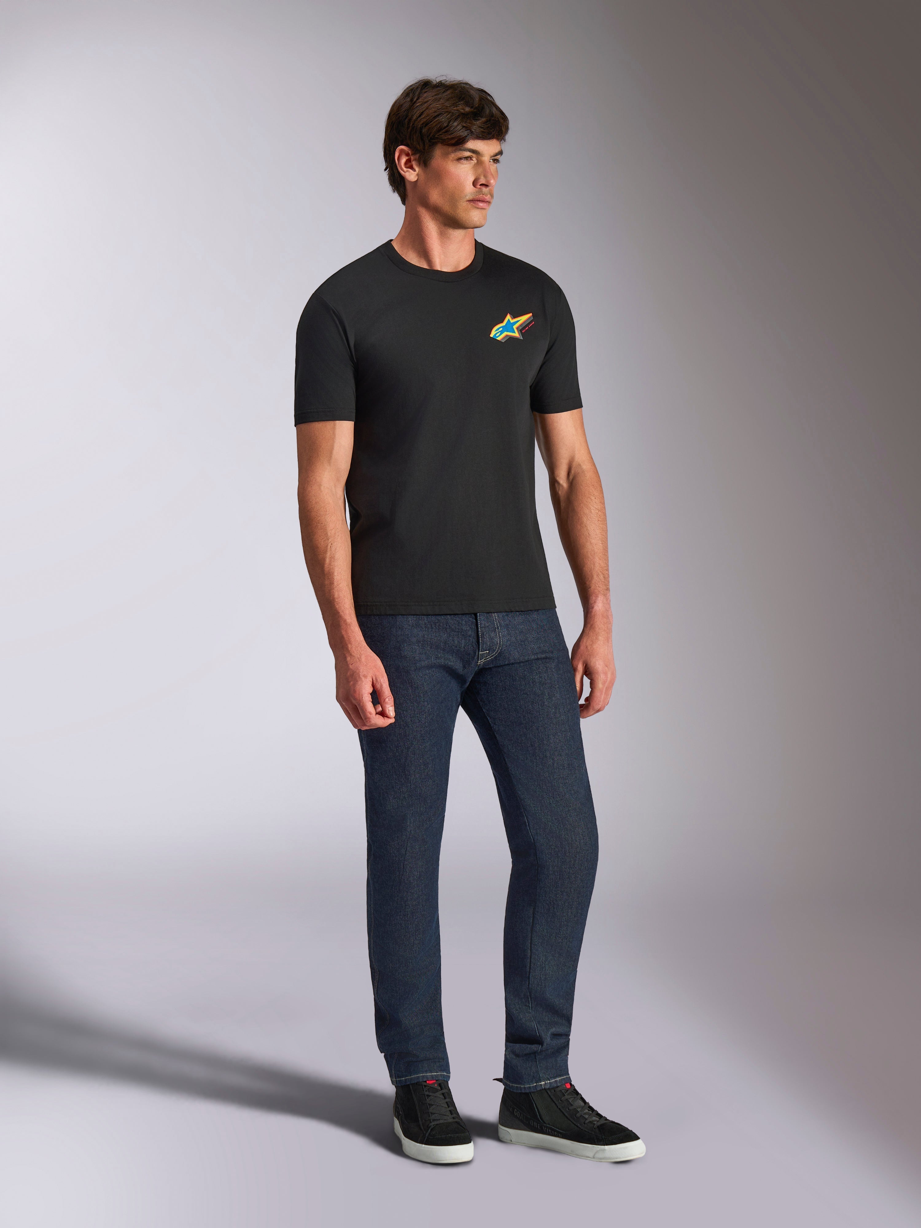 Alpinestars Angler CSF Tee, t-shirt met korte mouwen, zwart, levendig meerkleurig Astars-logo op de borst, casual motorsport streetwear