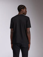 Alpinestars Authority CSF Tee, T-shirt met korte mouwen, zwart, achteraanzicht op model met donkere jeans, effen design met een strakke afwerking, casual motorsport streetwear