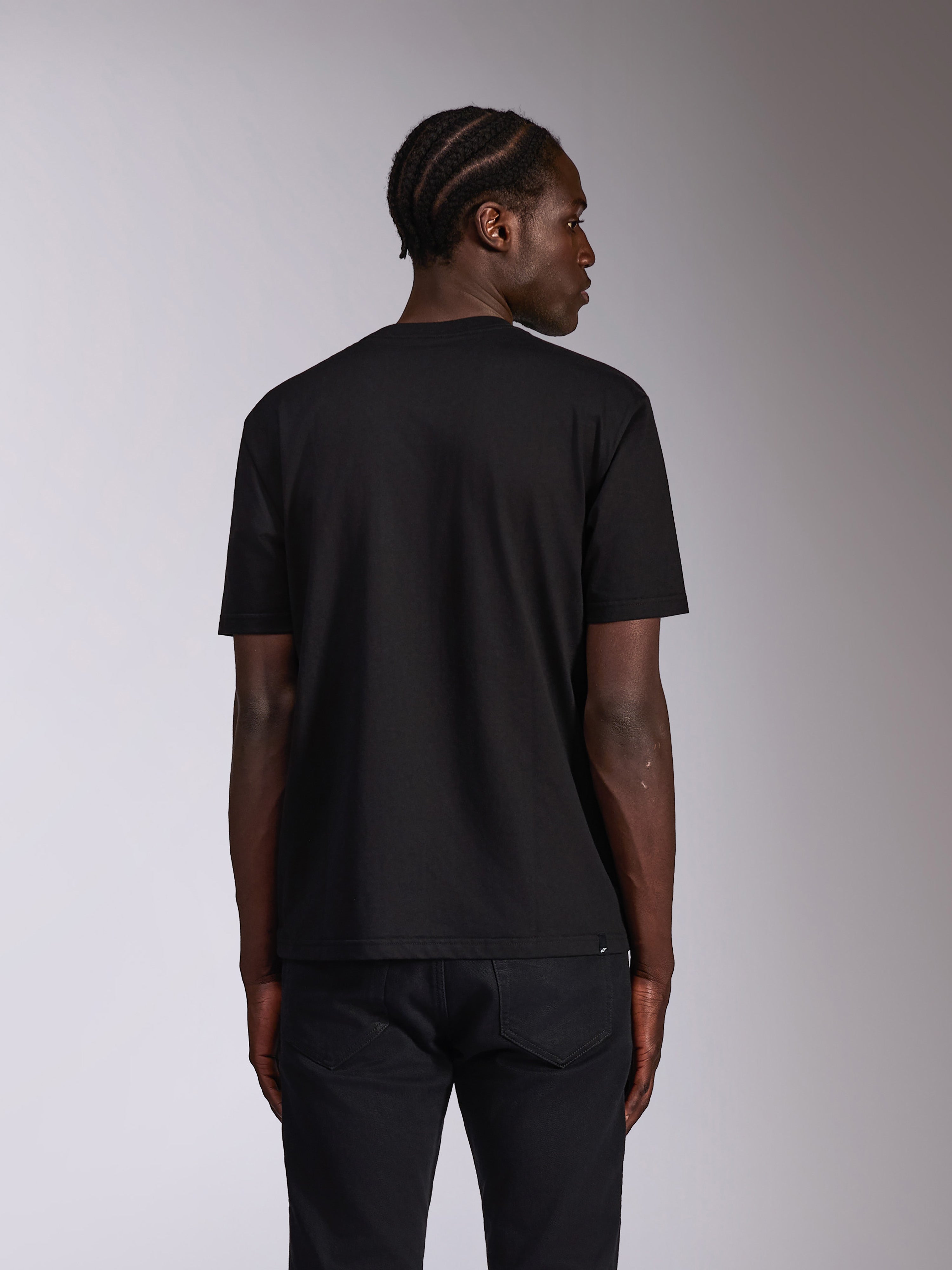 Alpinestars Authority CSF Tee, T-shirt met korte mouwen, zwart, achteraanzicht op model met donkere jeans, effen design met een strakke afwerking, casual motorsport streetwear