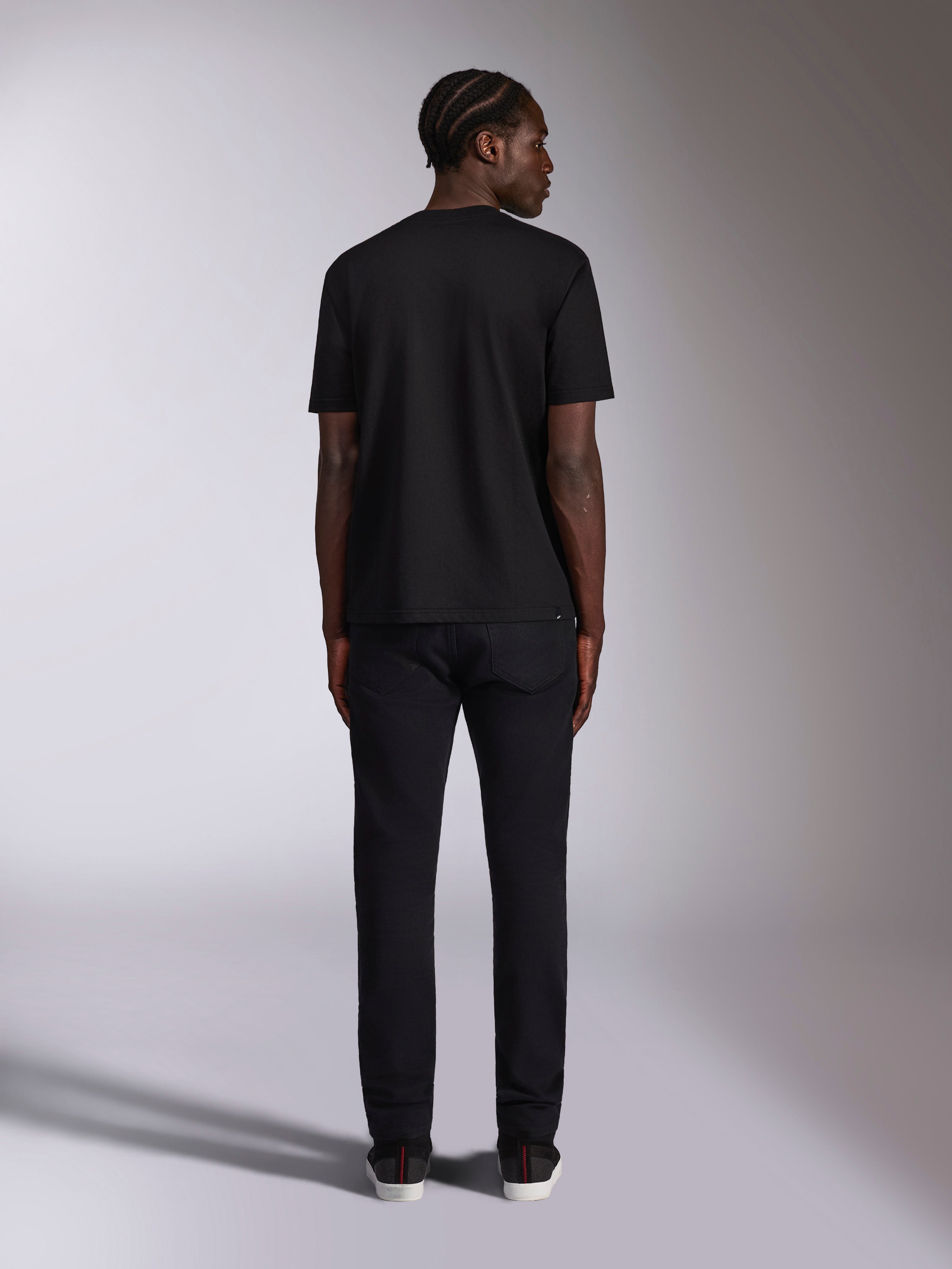 Alpinestars Authority CSF Tee, T-shirt met korte mouwen, zwart, achteraanzicht, gedragen met een zwarte broek, casual streetwear geïnspireerd op de motorsport