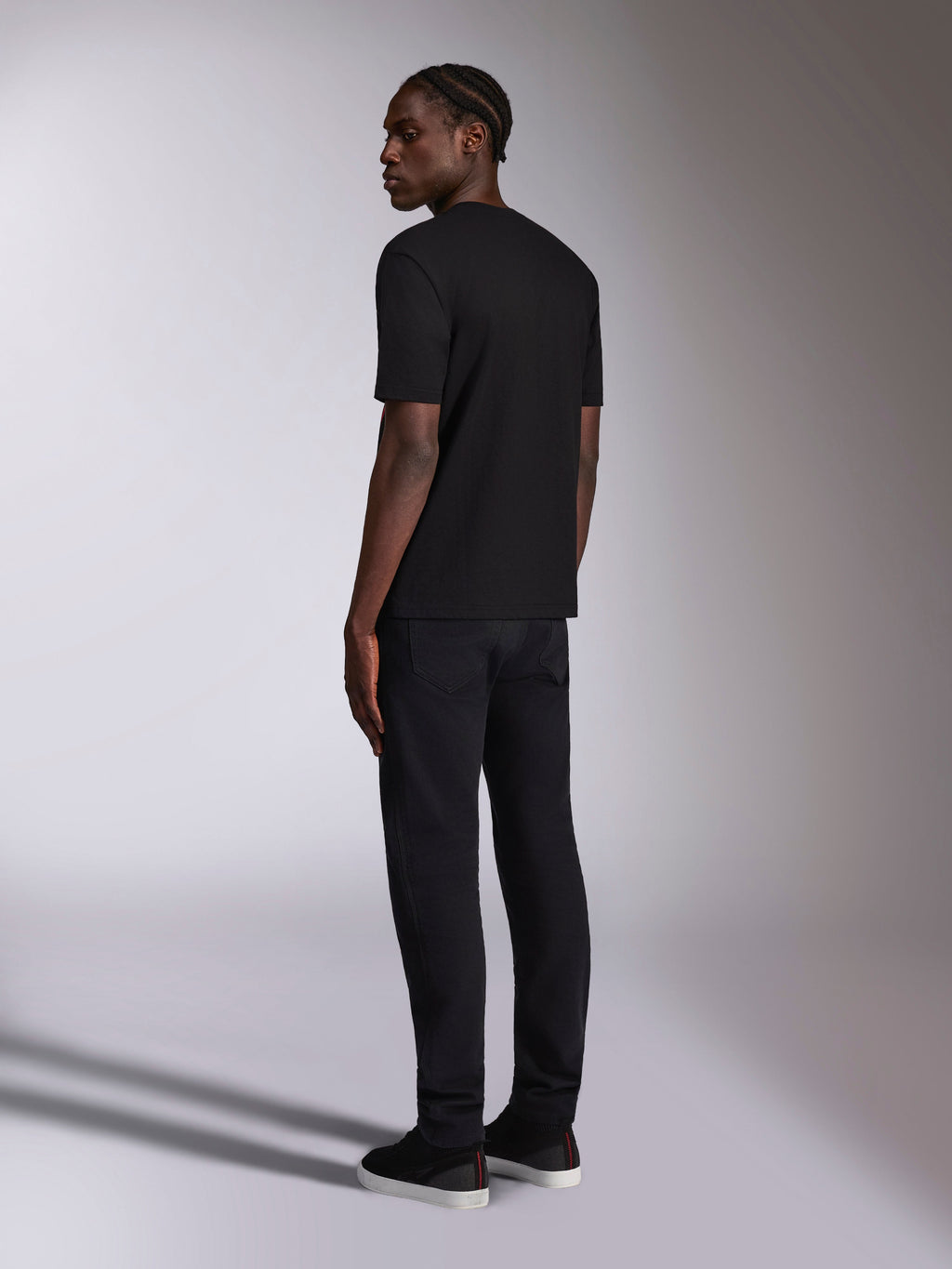 Alpinestars Authority CSF Tee, T-shirt met korte mouwen, zwart, achteraanzicht gedragen door model, casual motorsport-geïnspireerde streetwear, gecombineerd met een zwarte broek