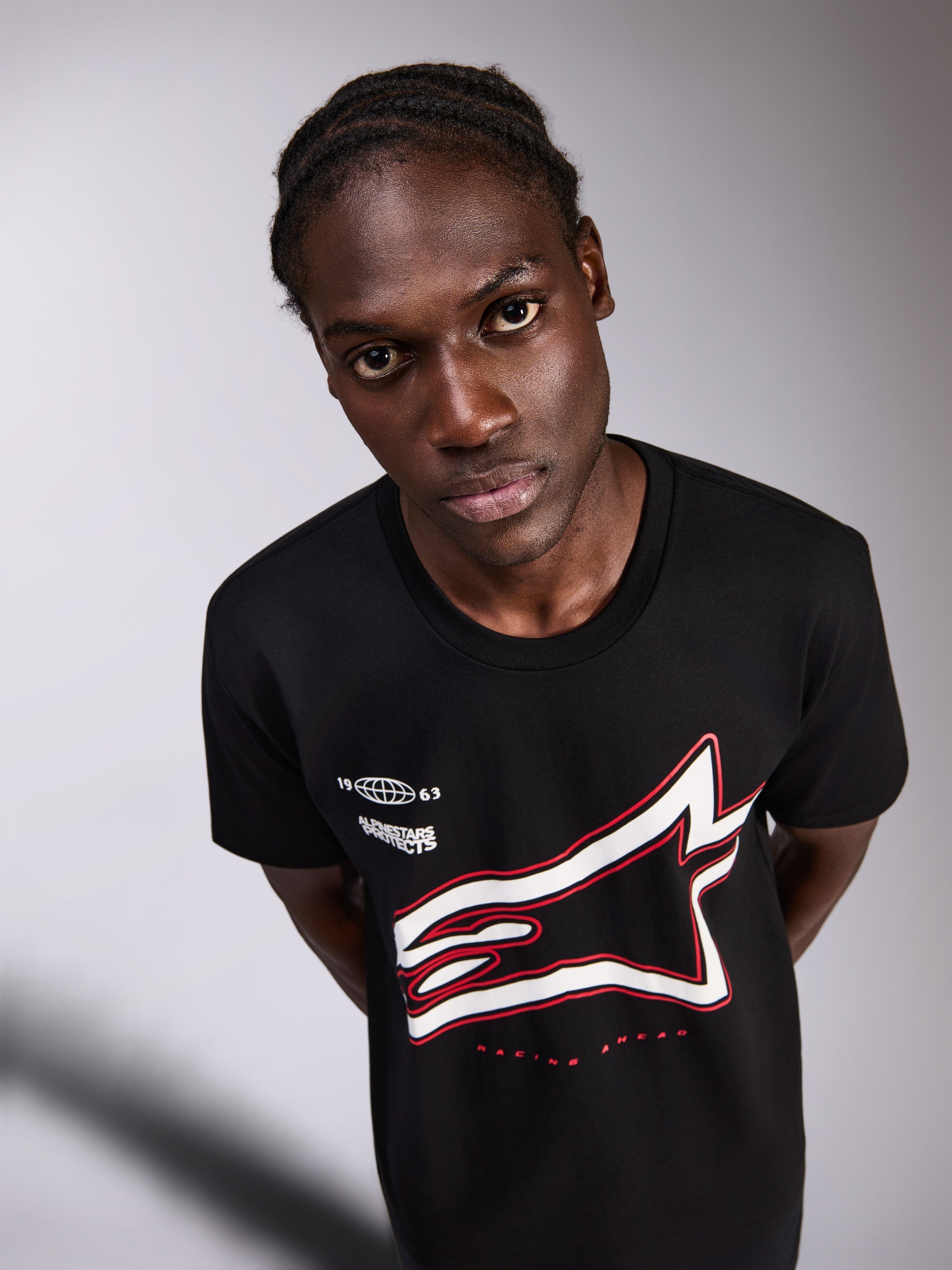 Alpinestars Authority CSF Tee, T-shirt met korte mouwen, zwart, met een groot bijgesneden wit Astars-logo met rode omtrek en kleine graphics op de borst, casual motorsport-geïnspireerde streetwear
