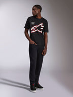 Alpinestars Authority CSF Tee, T-shirt met korte mouwen, zwart, groot rood en wit bijgesneden Astars omtreklogo, gedragen door een model met zwarte broek en sneakers, casual motorsport streetwear