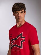 Alpinestars Authority CSF Tee, T-shirt met korte mouwen, rood, groot gecropt zwart-wit Astars logo met omtrek, gedragen door model, casual streetwear geïnspireerd op de motorsport