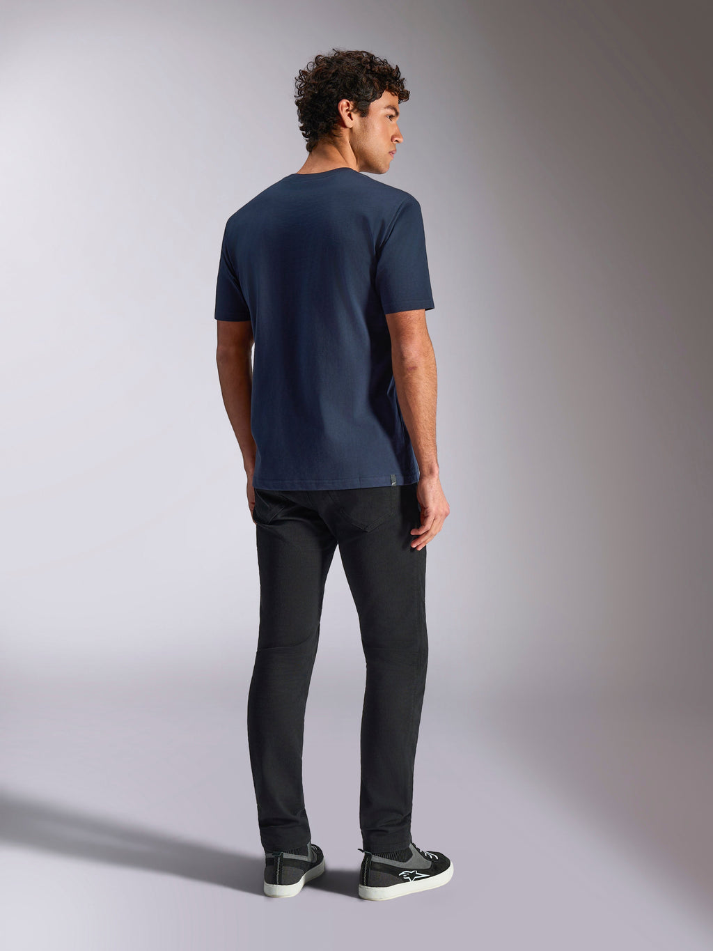 Alpinestars Trifecta CSF Tee, T-shirt met korte mouwen, marineblauw, achteraanzicht, casual sportkleding, gedragen met een zwarte broek en zwarte sneakers
