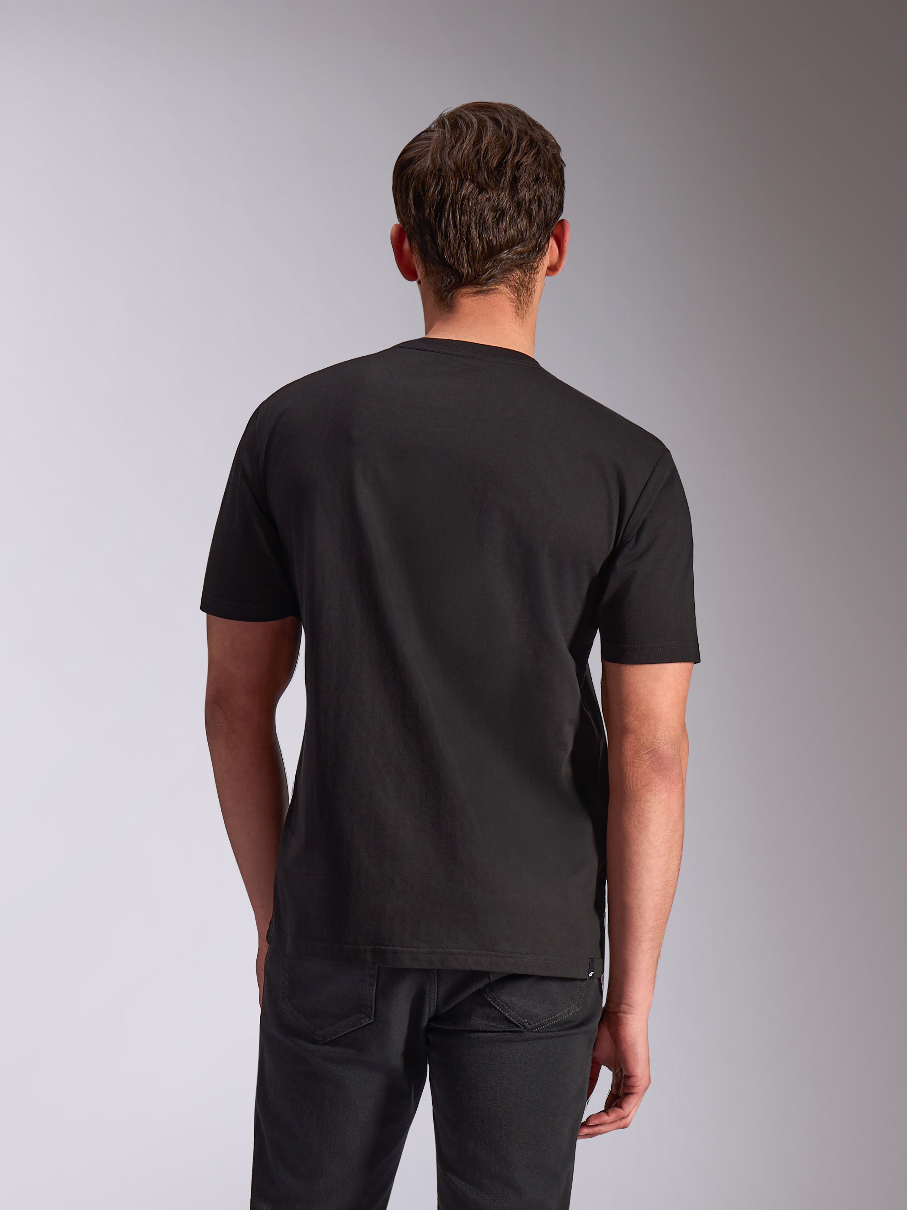 Alpinestars Trifecta CSF Tee, T-shirt met korte mouwen, zwart, achteraanzicht op model, casual motorsport-geïnspireerde streetwear