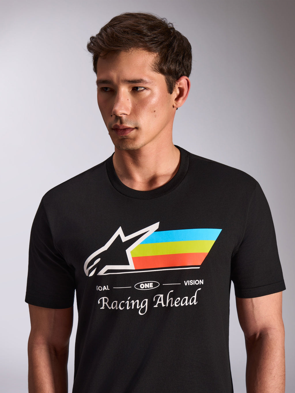 Alpinestars Trifecta CSF Tee, T-shirt met korte mouwen, zwart, wit Astars-logo met blauwe, gele en oranje strepen, "Racing Ahead"-grafiek, casual motorsportkleding