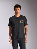 Alpinestars Aorbit CSF Tee, T-shirt met korte mouwen, zwart, ronde grafische print op de borst met Astars-logo en 'Always Fast Made to Last'-tekst, casual streetwear geïnspireerd op de motorsport
