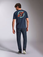 Alpinestars Aorbit CSF Tee, T-shirt met korte mouwen, navy, achteraanzicht op model met een grote ronde graphic met rood Astars-logo en 'Always Fast Made to Last'-tekst, casual motorsport streetwear