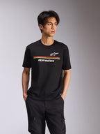 Alpinestars Lanes CSF Tee, T-shirt met korte mouwen, zwart, witte Astars en Alpinestars logo's met rode en gele horizontale strepen, casual motorsport streetwear, model draagt het zwarte T-shirt