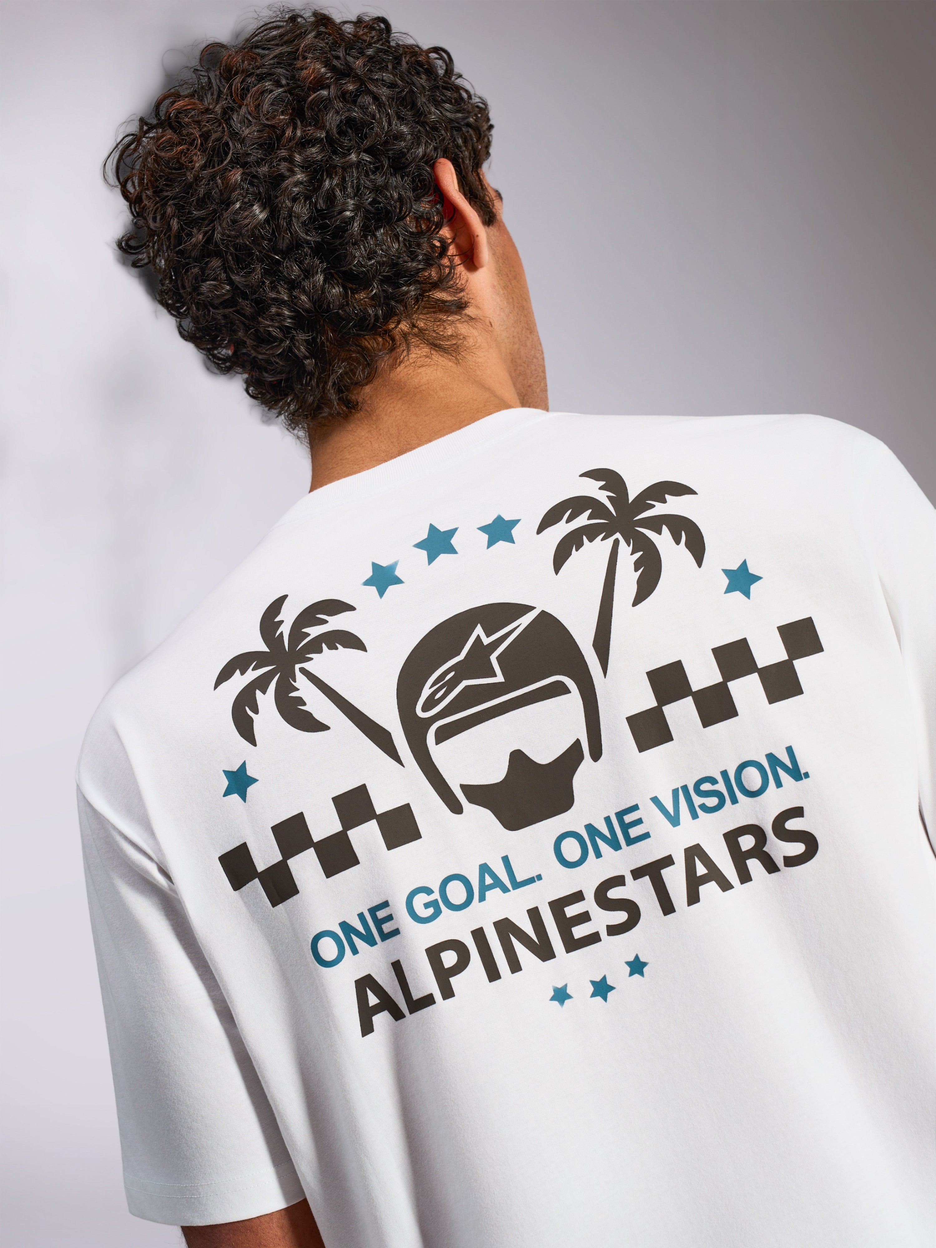 Alpinestars Order CSF Tee, T-shirt met korte mouwen, wit, achteraanzicht met grafische print van een helm, palmbomen en 'ONE GOAL. ONE VISION.' tekst, casual motorsport streetwear