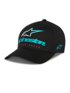 Alpinestars Instinct pet, zwarte baseballpet met gebogen klep, petrolblauw Alpinestars-logo en gestreepte ster op de voorzijde, rode 'Racing Ahead' tekst, petrolblauw geborduurd logo op de zijkant, casual motorsport hoofdbedekking.