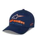 Alpinestars Instinct pet, donkerblauwe baseballcap, gebogen klep met gestructureerde bovenzijde, Astars-logo op de voorzijde met oranje woordmerk en lichtblauwe 'Racing Ahead' tekst, geborduurd logo aan de zijkant, casual sportieve hoofdbedekking