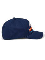 Alpinestars Instinct pet, donkerblauw, gebogen klep met gestructureerde bovenzijde, zijaanzicht met oranje en blauwe logo-print met kleurverloop, casual sportswear