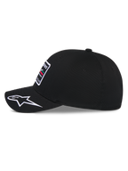 Casquette Alpinestars Surpass, casquette de baseball, noire, vue de profil montrant la visière incurvée avec le logo Astars blanc brodé, couronne structurée avec un écusson brodé sur le devant, couvre-chef décontracté inspiré par le sport automobile