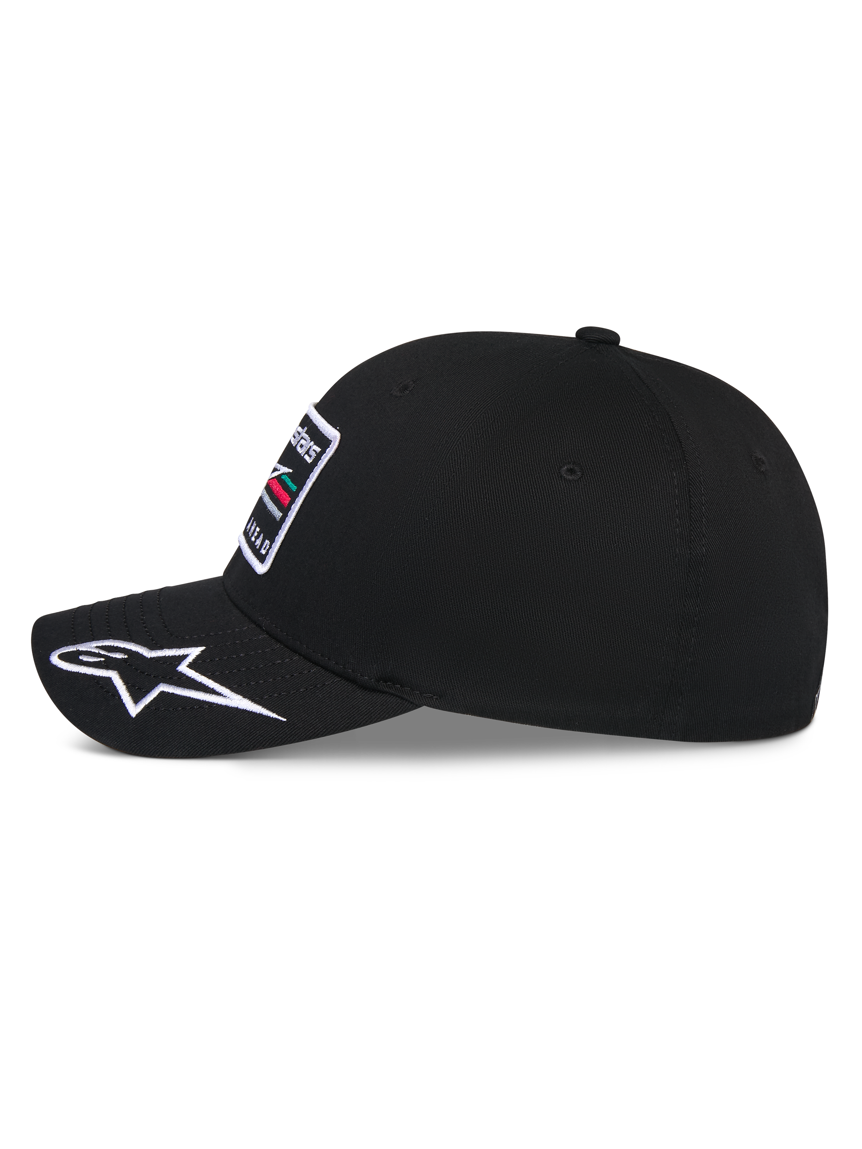 Casquette Alpinestars Surpass, casquette de baseball, noire, vue de profil montrant la visière incurvée avec le logo Astars blanc brodé, couronne structurée avec un écusson brodé sur le devant, couvre-chef décontracté inspiré par le sport automobile