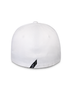Alpinestars Surpass pet, wit, achteraanzicht van flex-back baseballpet, gestructureerde kroon, voorzien van een klein zwart diagonaal Alpinestars-logolabel aan de onderrand, casual sportkleding