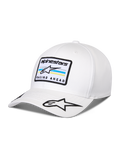 Alpinestars Surpass Pet, witte baseballcap met gebogen klep, gestructureerde kroon, voorzien van geborduurde patch met Astars-logo en 'RACING AHEAD' tekst op de voorkant, extra ster-logo op de klep, casual motorsport-geïnspireerde hoofdbedekking