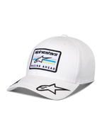 Alpinestars Surpass Pet, witte baseballcap met gebogen klep, gestructureerde kroon, voorzien van geborduurde patch met Astars-logo en 'RACING AHEAD' tekst op de voorkant, extra ster-logo op de klep, casual motorsport-geïnspireerde hoofdbedekking