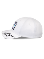 Alpinestars Surpass pet, witte gestructureerde baseballpet, gebogen klep met geborduurd zwart-wit sterlogo, zijprofiel met weergave van de Astars-logopatch op de voorkant, casual motorsport-geïnspireerde hoofdbedekking