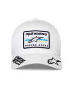 Alpinestars Surpass pet, witte baseballcap, gebogen klep met gestructureerde kroon, centrale patch aan de voorzijde met 'alpinestars' merknaam en 'RACING AHEAD' tekst boven blauwe en gele strepen, zwart geborduurde logo's op de klep, casual motorsport hoofdbedekking
