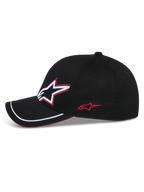 Alpinestars Corp Shift Relay pet, zwarte baseballcap, zijprofiel met 3D Astars-logo borduursel in wit en rood, gebogen klep met witte sutache-afwerking en rood sandwich-detail, casual motorsport-hoofddeksel