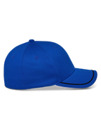 Alpinestars Corp Shift Relay pet, gestructureerde baseballcap, blauw, zijaanzicht met een gebogen klep met zwarte sutache-afwerking en wit sandwich-detail, casual motorsport-geïnspireerde pet