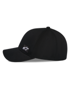 Alpinestars Pivot pet, zwarte baseballcap, zijaanzicht met gebogen klep en gestructureerde kroon, kleine geborduurde vierkante Astars-logopatch aan de zijkant, casual op de motorsport geïnspireerde hoofdbedekking