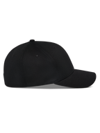 Alpinestars Pivot pet, zwart, zijaanzicht van een gestructureerde baseballcap met gebogen klep, keperstof, casual motorsport-geïnspireerde hoofdbedekking